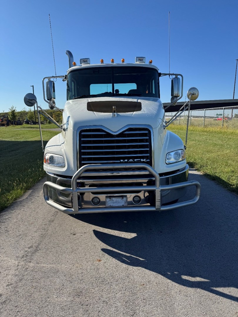 2016 Mack Day Cab - image 2
